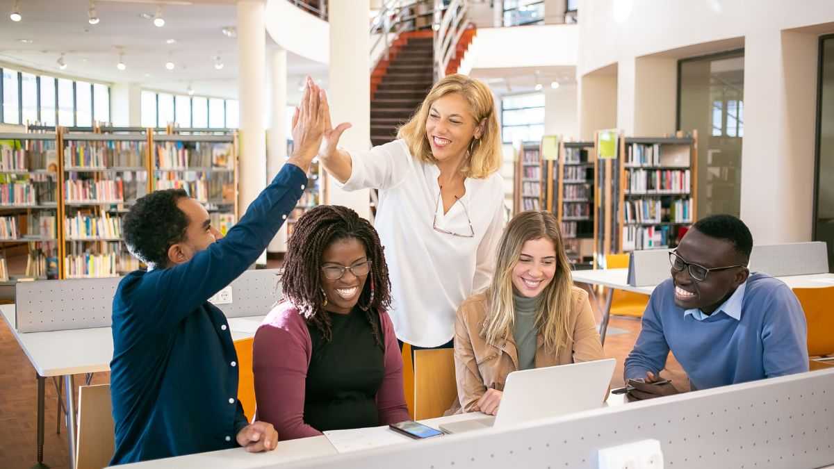 jovens reunidos na biblioteca da escola