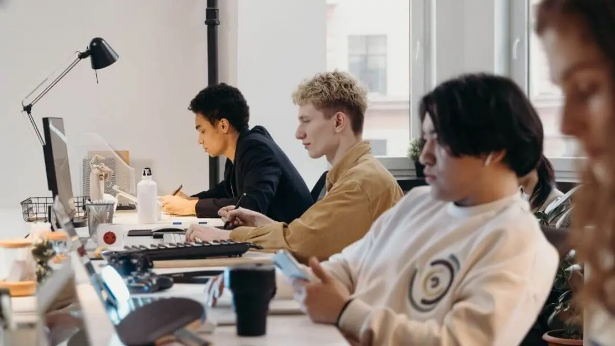 jovens no computador